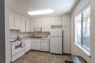 Sherwood and Forest Arms Apartments in Davis, CA - Foto de edificio - Interior Photo