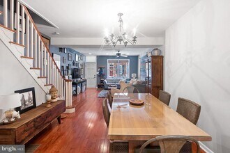 213 Montrose St in Philadelphia, PA - Building Photo - Building Photo