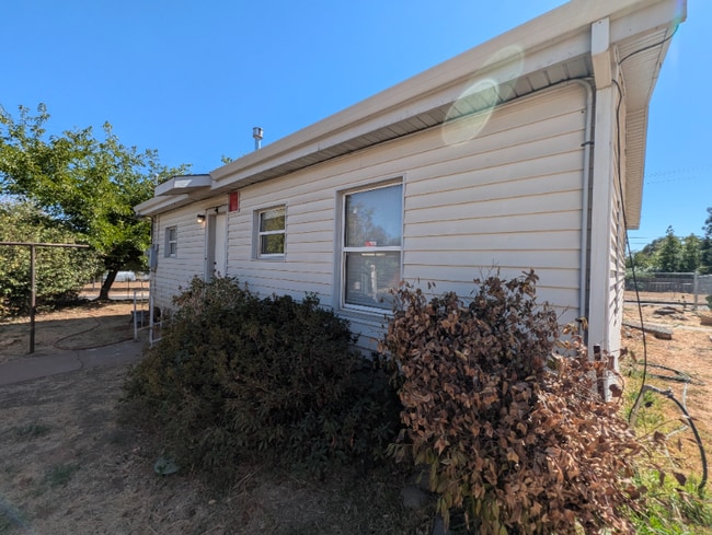 2431 Las Plumas Ave in Oroville, CA - Building Photo - Building Photo