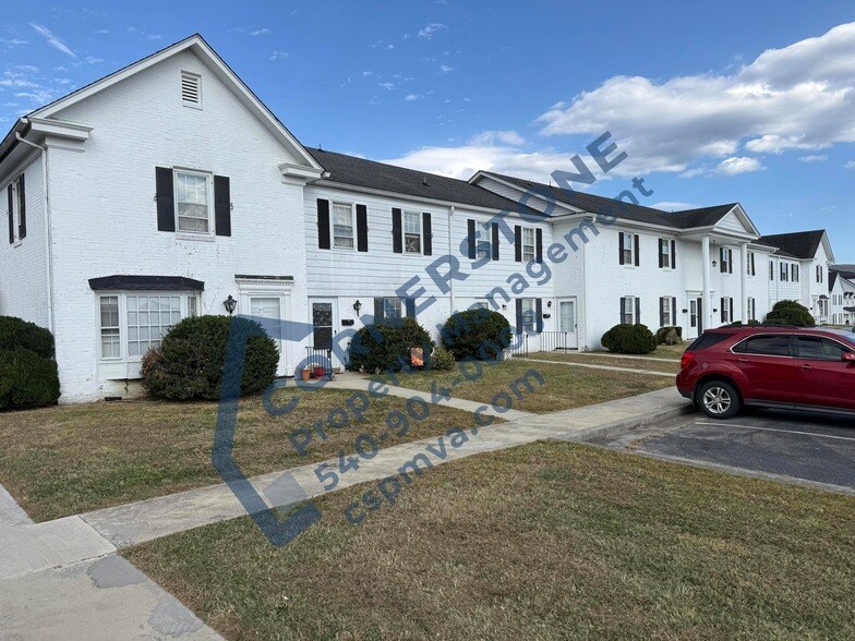 6500 Carefree Ln in Hollins, VA - Building Photo