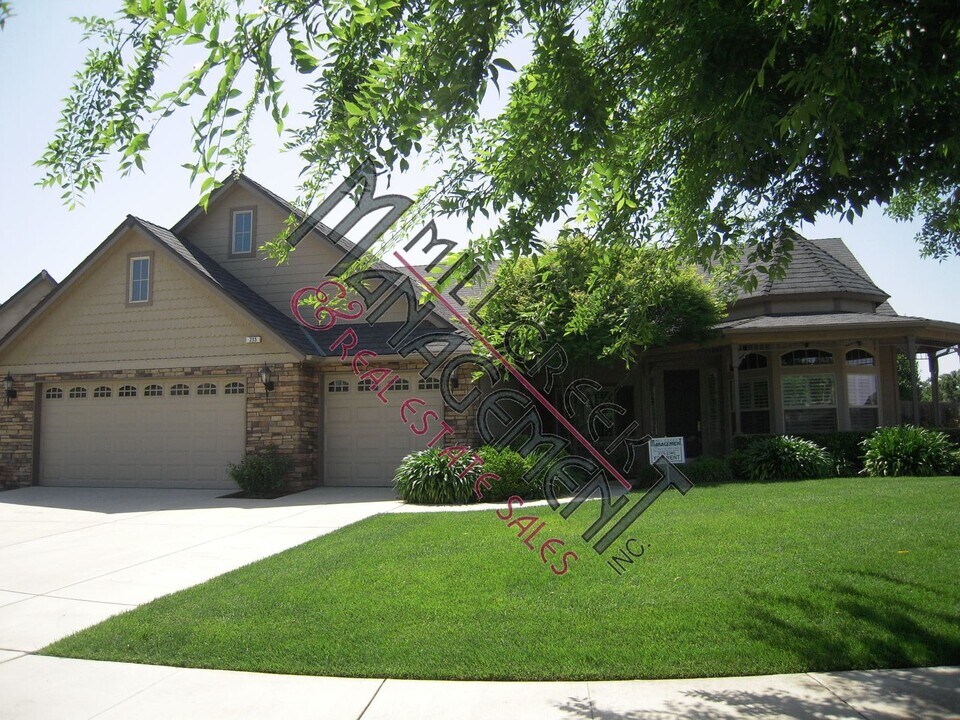 235 N Lindsay St in Visalia, CA - Building Photo