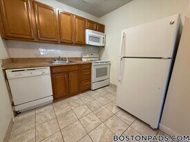 75 Gardner St, Unit 8B in Boston, MA - Building Photo