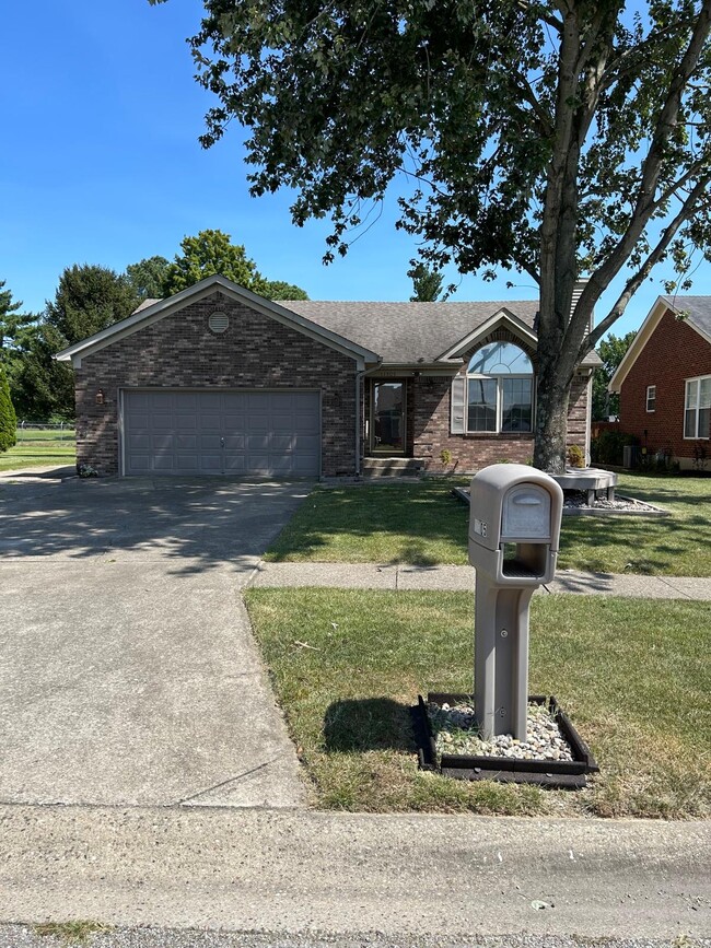 11305 Ashbrooke Gardens Dr in Louisville, KY - Building Photo - Building Photo