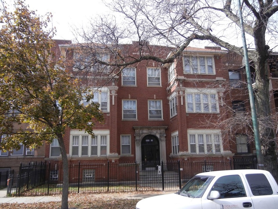 5832 S Michigan Ave in Chicago, IL - Foto de edificio