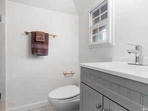 732 16th Ave, Unit 2 story cottage unit in San Francisco, CA - Foto de edificio - Building Photo