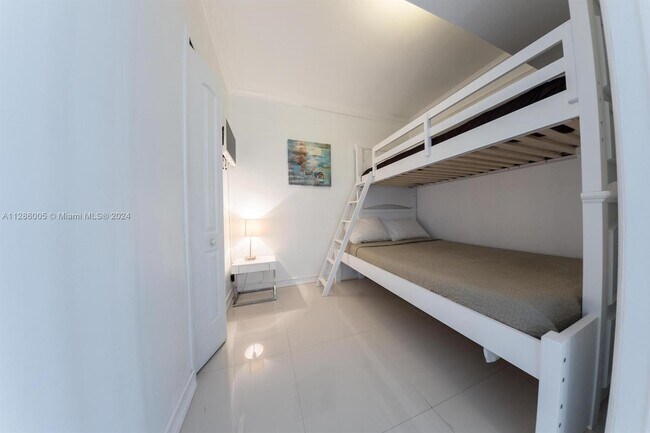 5601 Collins Ave, Unit 1206 in Miami Beach, FL - Building Photo - Building Photo