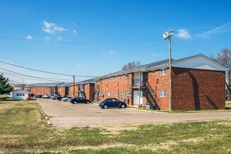 Pinecreek Apartments in Union City, TN - Building Photo - Building Photo