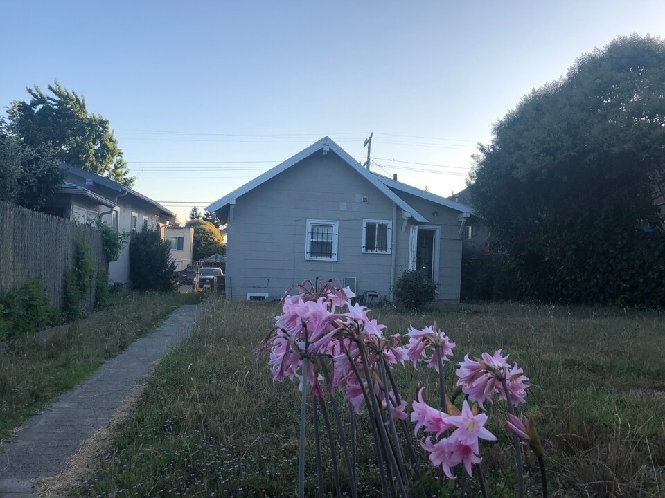4056 Santa Rita St in Oakland, CA - Foto de edificio