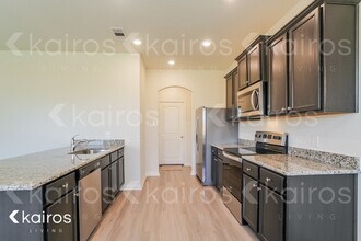 8415 Hannah Rd in Mont Belvieu, TX - Foto de edificio - Building Photo