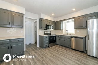 4012 NW Delwood Ct in Blue Springs, MO - Building Photo - Building Photo