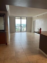 888 Douglas Rd in Coral Gables, FL - Foto de edificio - Building Photo