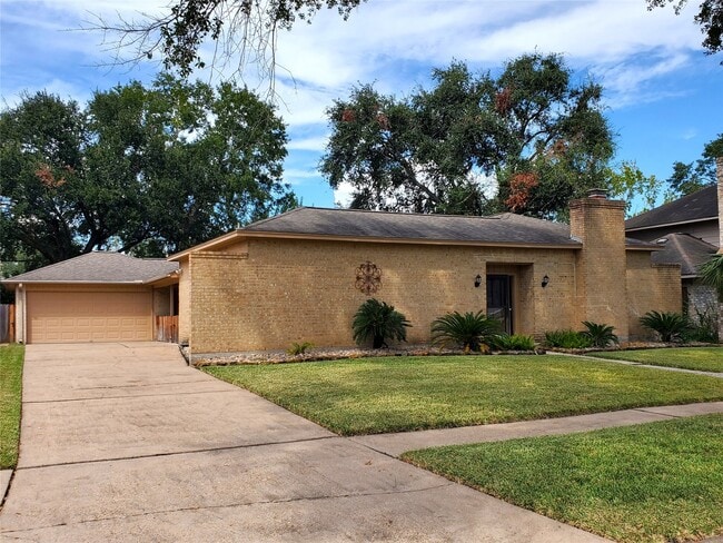 15815 Crestbrook Dr in Houston, TX - Building Photo - Building Photo