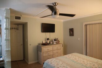 2587 Cyprus Dr in Palm Harbor, FL - Foto de edificio - Building Photo