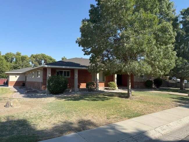 1608 Hillview Dr in Los Banos, CA - Building Photo - Building Photo