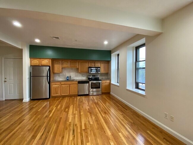 1014 Bennington St, Unit 3A in Boston, MA - Building Photo - Building Photo