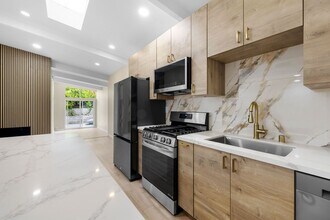 5410 Baja Dr in San Diego, CA - Building Photo - Building Photo