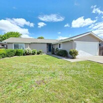 1025 Palmetto Way in Petaluma, CA - Building Photo