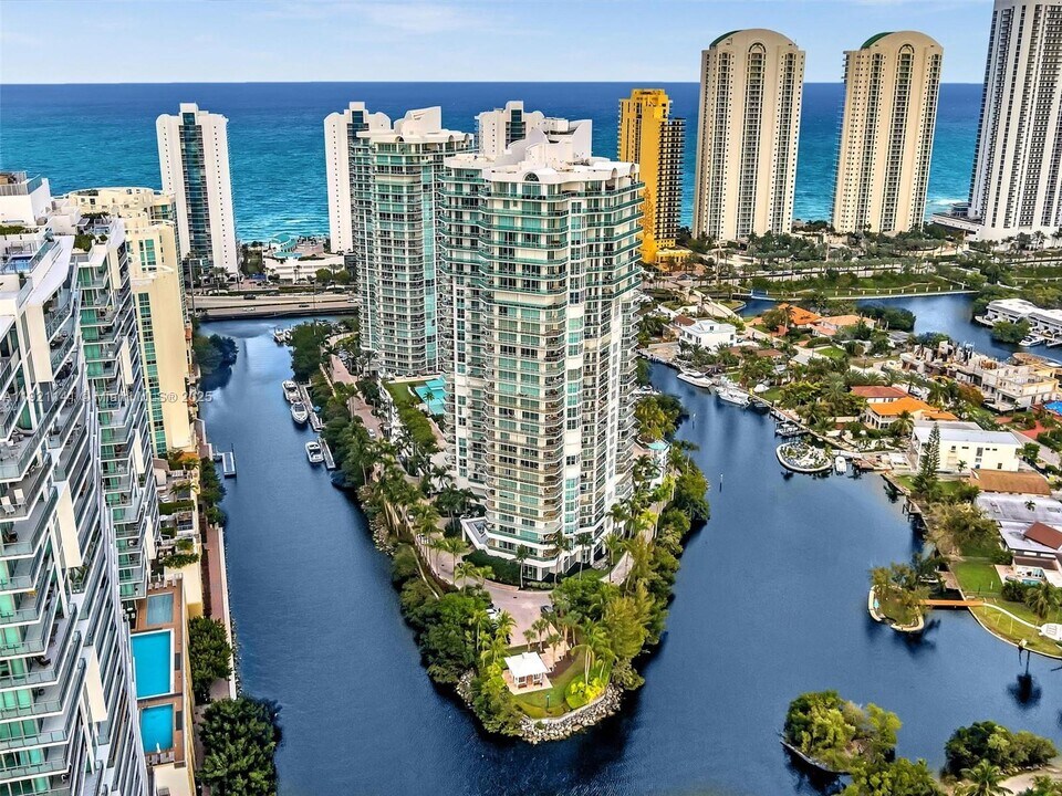 16500 Collins Ave in Sunny Isles Beach, FL - Foto de edificio