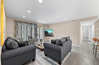 812 Sky Pine Way in Greenacres, FL - Foto de edificio - Building Photo