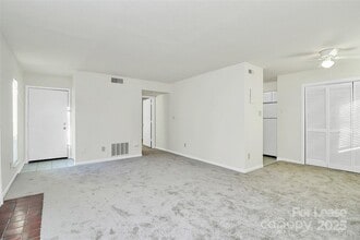 6121 Heathstone Ln in Charlotte, NC - Building Photo - Building Photo