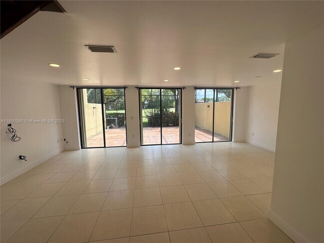 10119 Costa Del Sol Blvd in Doral, FL - Building Photo - Building Photo