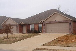 818 Oakwood Ct in Centerton, AR - Building Photo