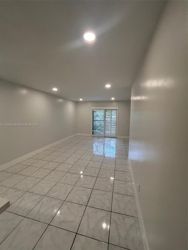 871 NE 207th Terrace in Miami, FL - Building Photo - Building Photo