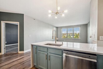 4110 S Lake Dr, Unit 233 in St. Francis, WI - Foto de edificio - Building Photo