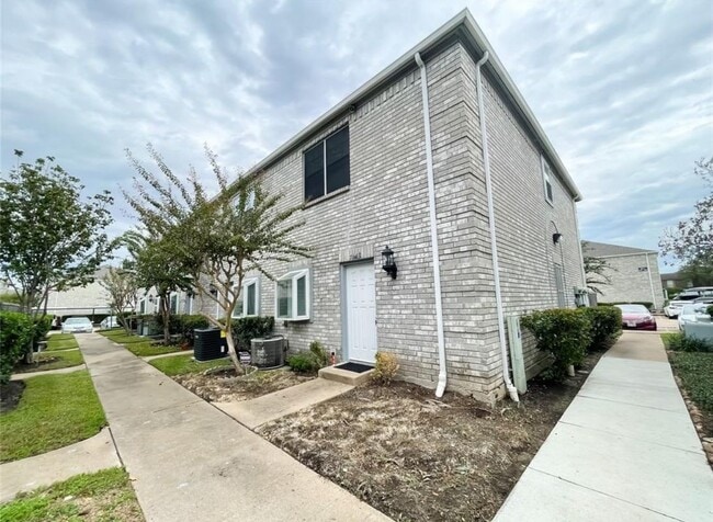 7669 Cambridge St in Houston, TX - Building Photo - Building Photo