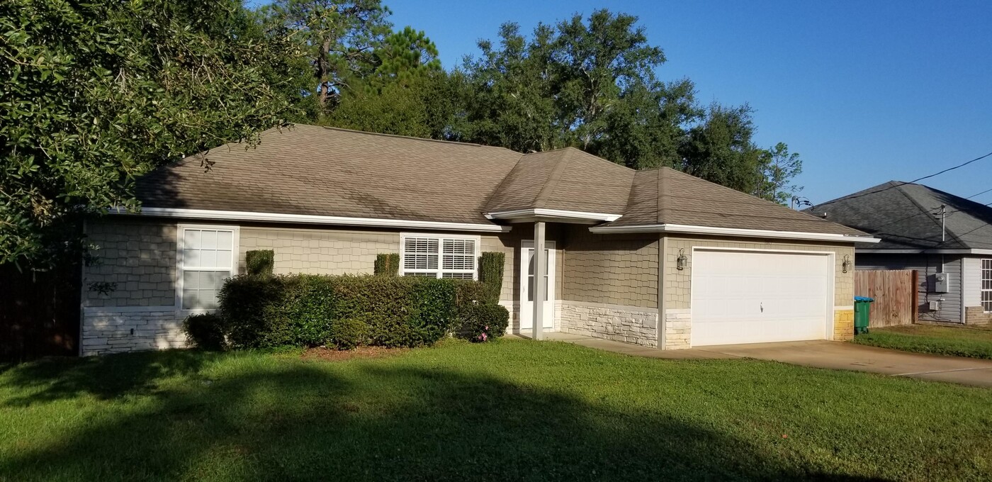 7609 Blackjack Cir in Navarre, FL - Building Photo