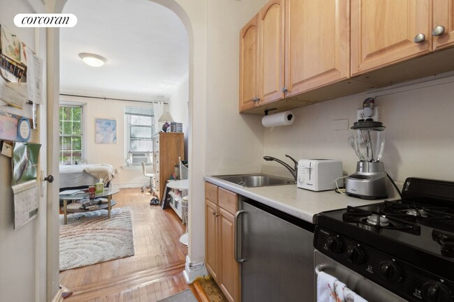 231 E 54th St in New York, NY - Building Photo - Building Photo