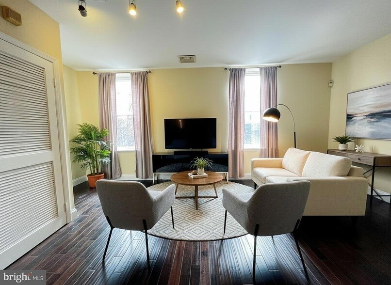 443 Fairmount Ave, Unit D in Philadelphia, PA - Building Photo