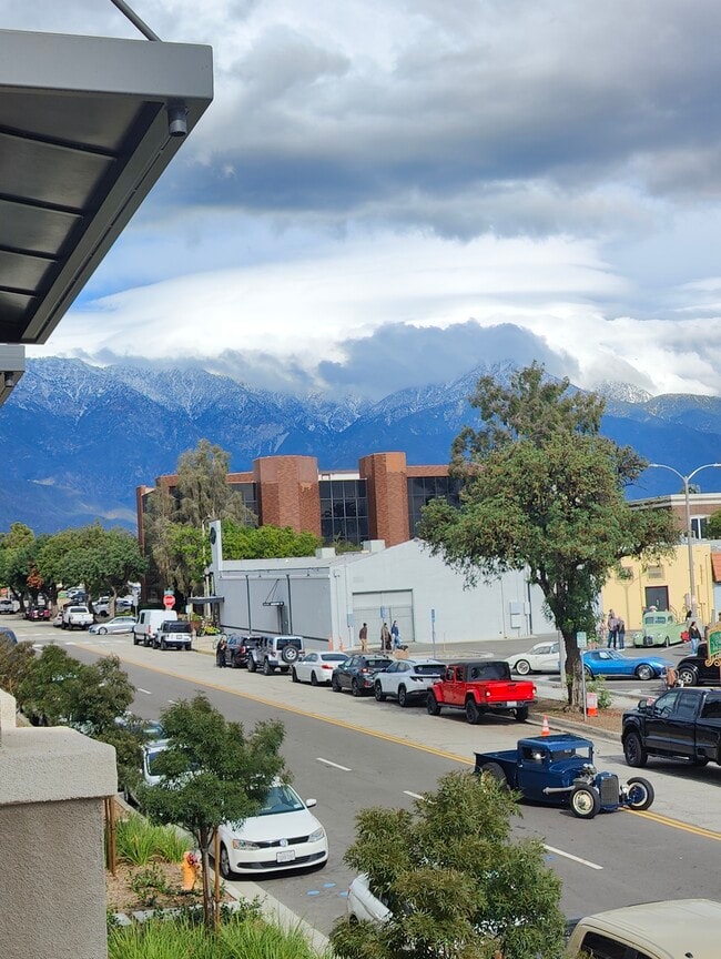 111 N 1st Ave in Upland, CA - Foto de edificio - Building Photo