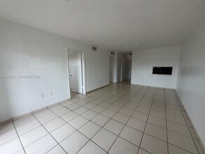 120 Royal Palm Rd in Hialeah, FL - Foto de edificio - Building Photo