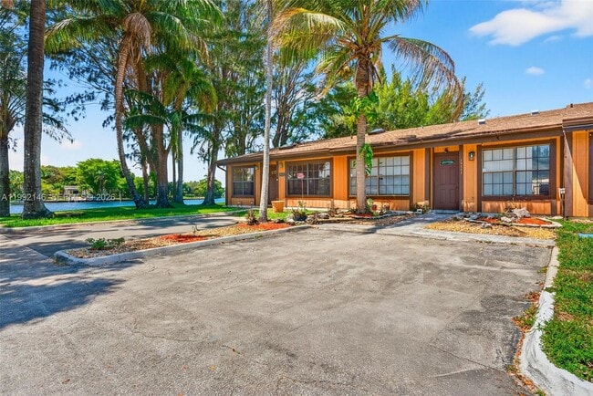 10351 Juniper Ct in Pembroke Pines, FL - Building Photo - Building Photo