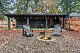 14004 SE River Rd in Milwaukie, OR - Foto de edificio - Building Photo