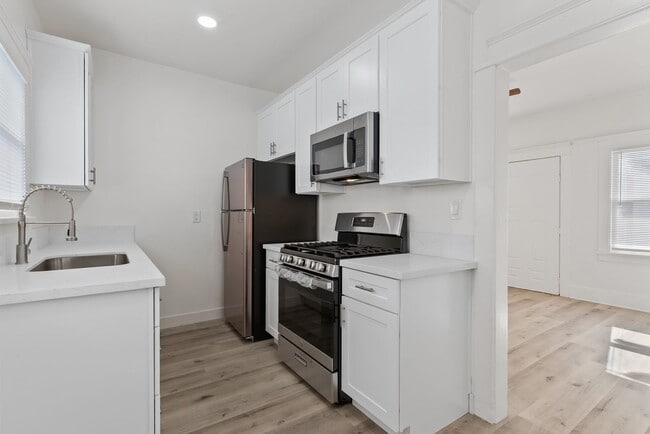 1045 E 4th St in Long Beach, CA - Building Photo - Building Photo