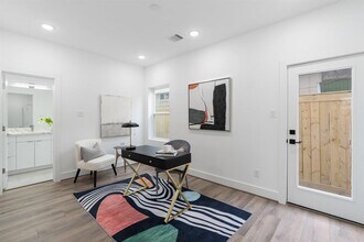 216 E 31st 1/2 St in Houston, TX - Building Photo - Building Photo