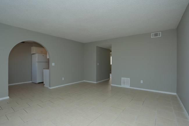 Lakewood Estates Apartments in Oklahoma City, OK - Building Photo - Interior Photo