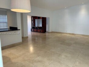 21220 Harbor Way in Miami, FL - Building Photo - Building Photo