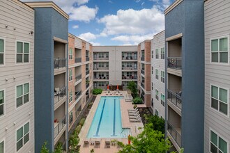 Republic at Alamo Heights in San Antonio, TX - Building Photo - Building Photo