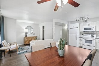 Court Senior Apartments in Las Vegas, NV - Foto de edificio - Building Photo