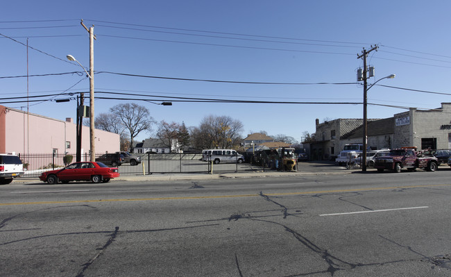 390 N Main St in Freeport, NY - Foto de edificio - Building Photo