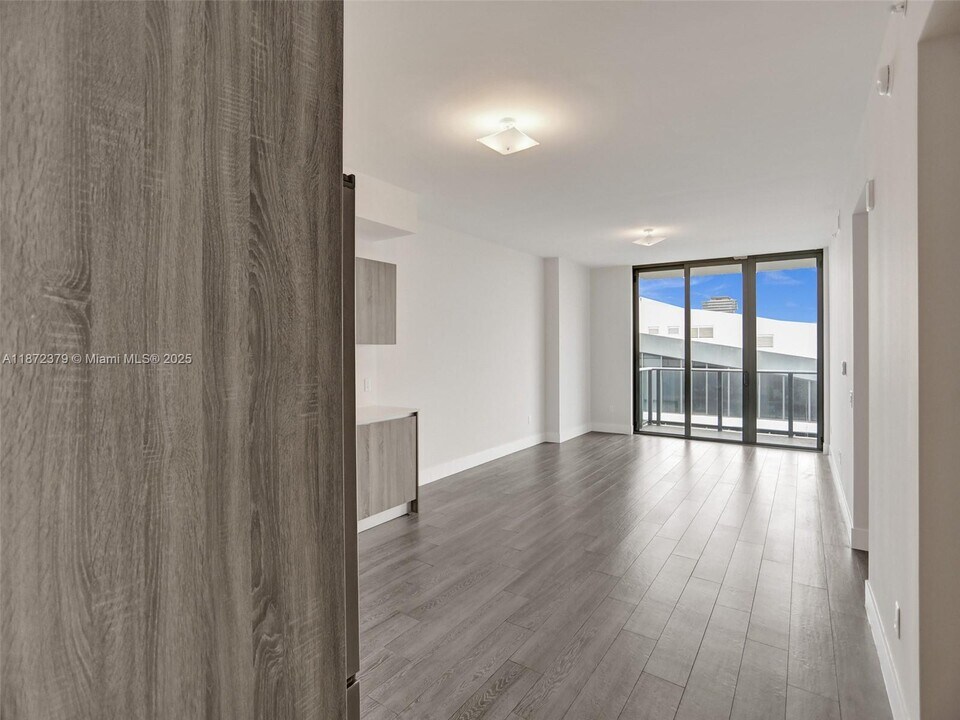 2960 NE 207th St, Unit 08 in Aventura, FL - Building Photo