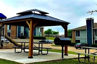 Westlake Gardens & Bella Terra Apartments in White Settlement, TX - Building Photo