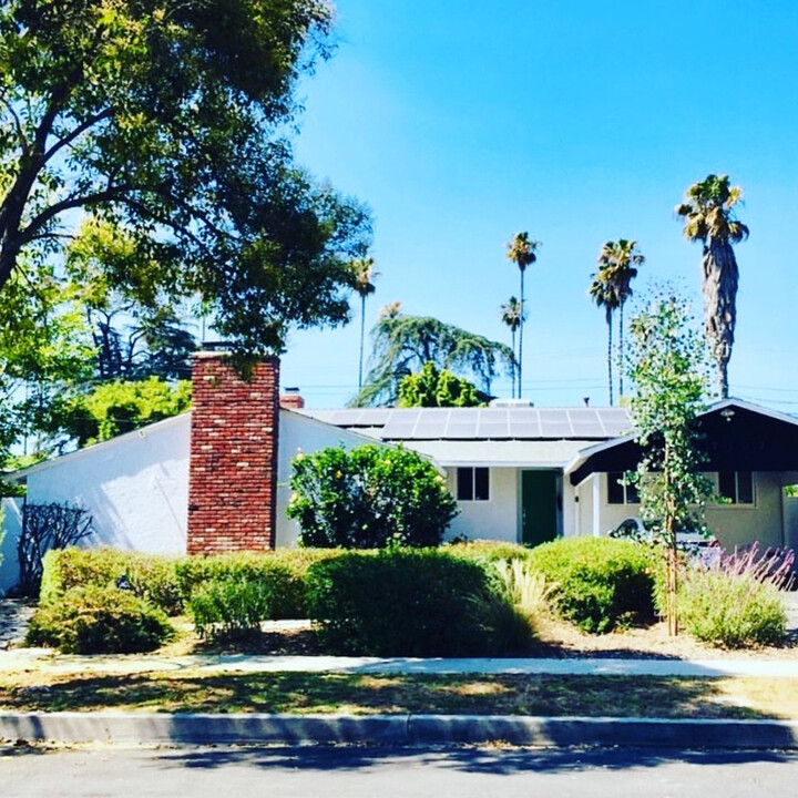 17107 Enadia Way in Van Nuys, CA - Foto de edificio