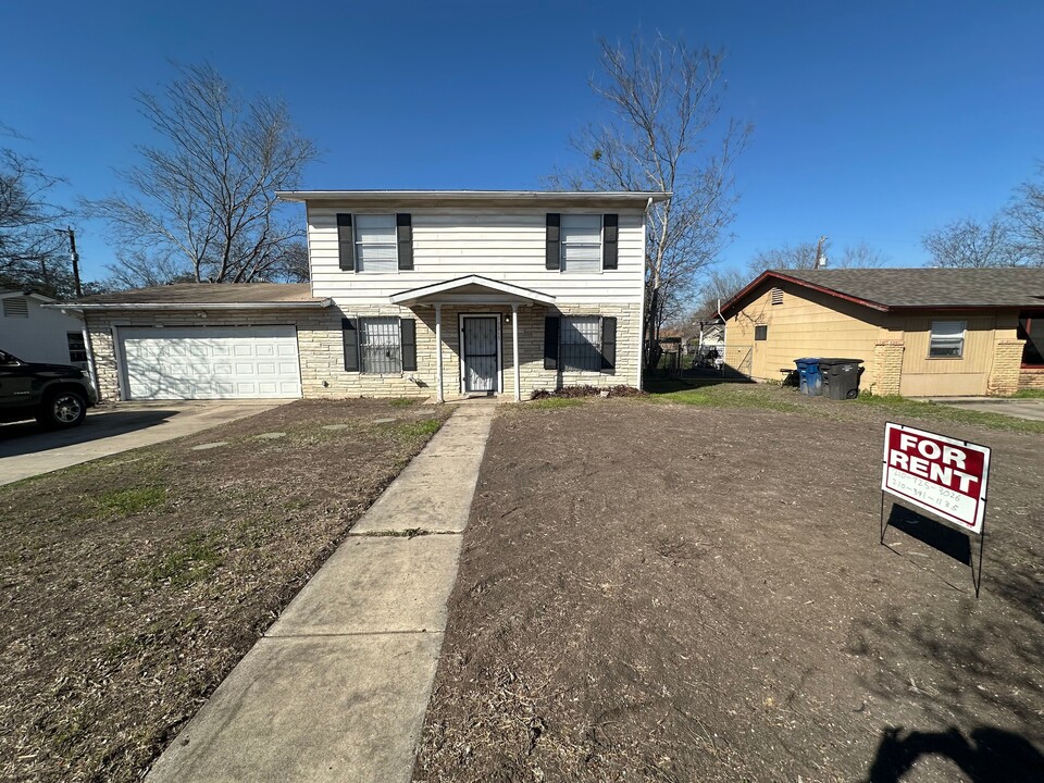 7915 Airlift Ave in San Antonio, TX - Building Photo