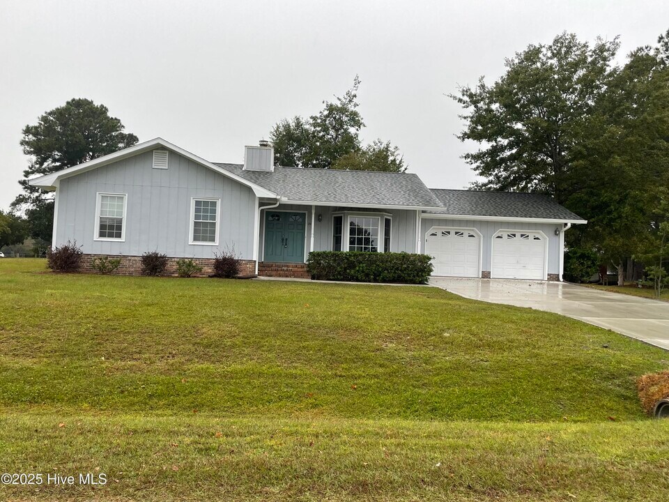 211 River Reach Dr in Swansboro, NC - Building Photo