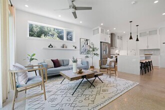 2500 Southland Dr in Austin, TX - Building Photo - Building Photo