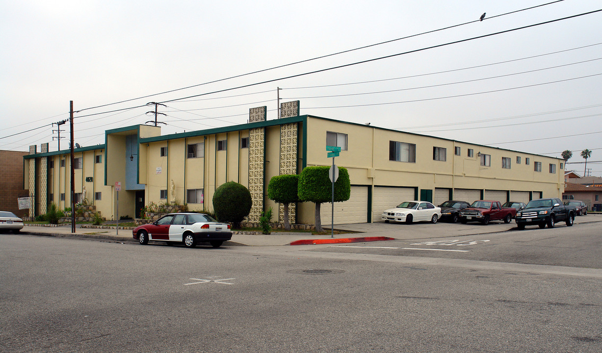 Broadway Apartments in Hawthorne, CA - Foto de edificio